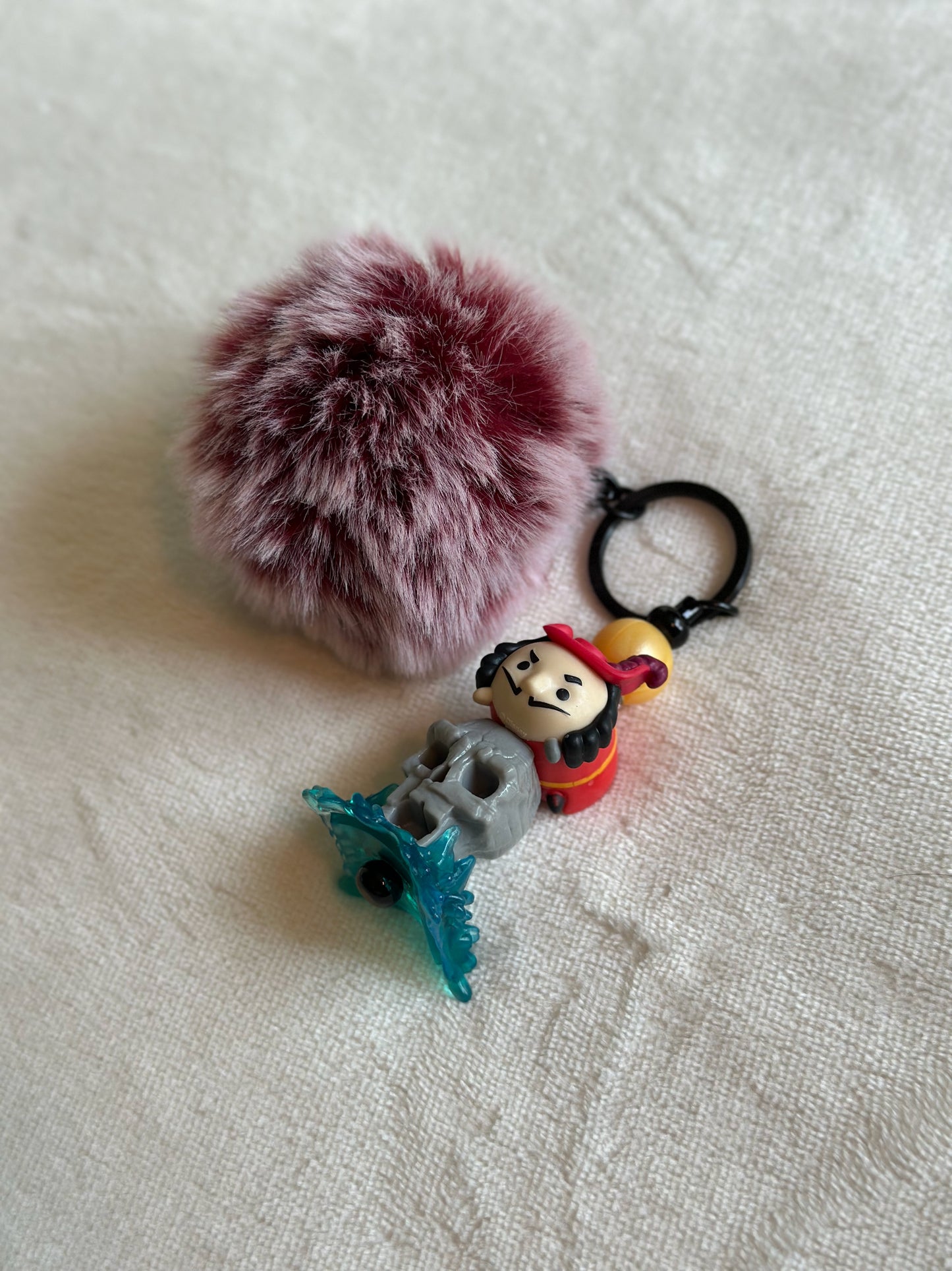 HOOK SETS A TRAP KEYCHAIN...